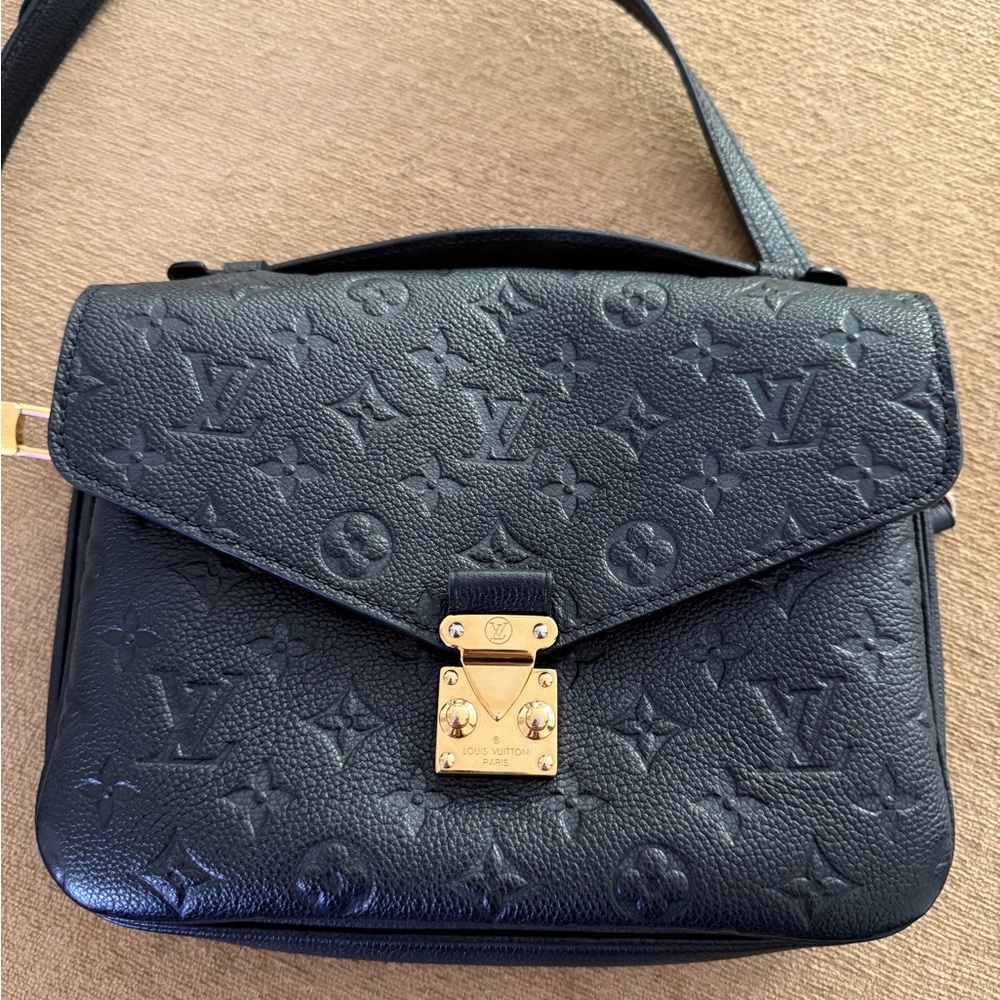 Louis Vuitton Pochette Métis in Black